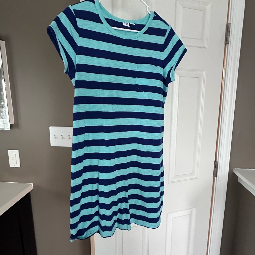 GAP summer shift dress. Only worn a few times.